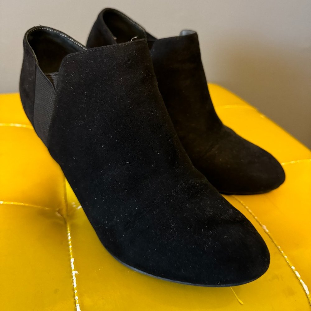 EUC Nine West Black Suede Booties Sz 9M - Picture 1 of 8